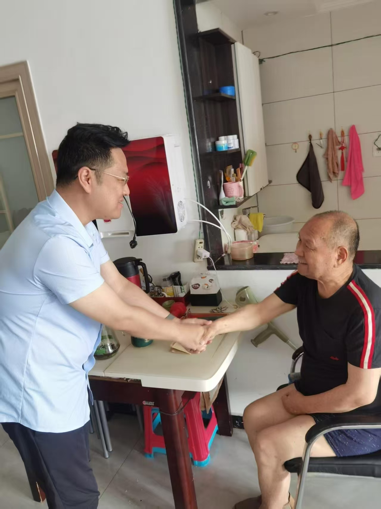 八一慰问退伍老兵.jpg