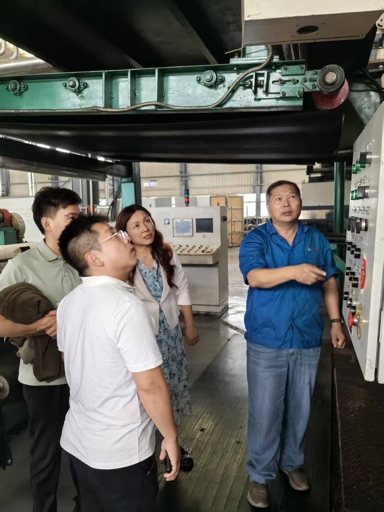 公司总工程师带领教师团队去车间实地参观.jpg